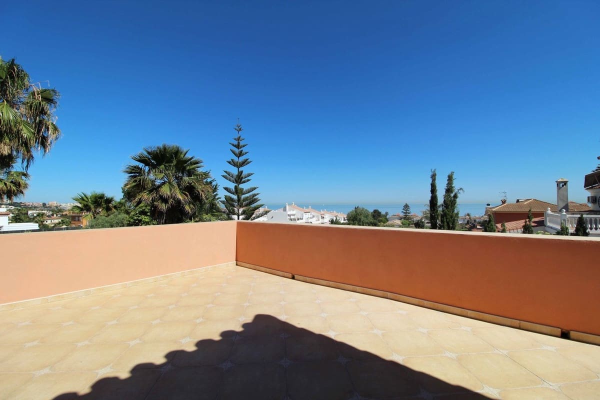 4 bedroom Villa for sale in Estepona with pool garage - € 1,550,000 (Ref: 9298809)