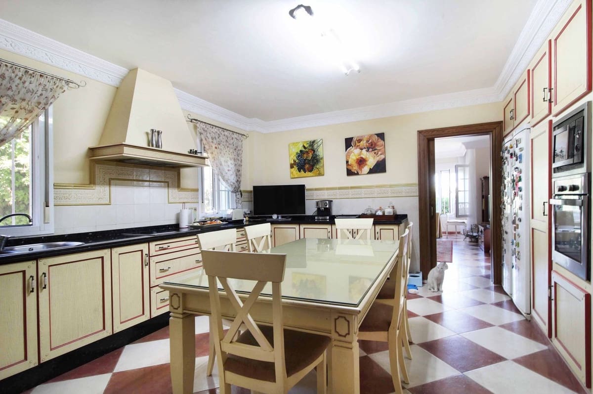 4 bedroom Villa for sale in Estepona with pool garage - € 1,550,000 (Ref: 9298809)