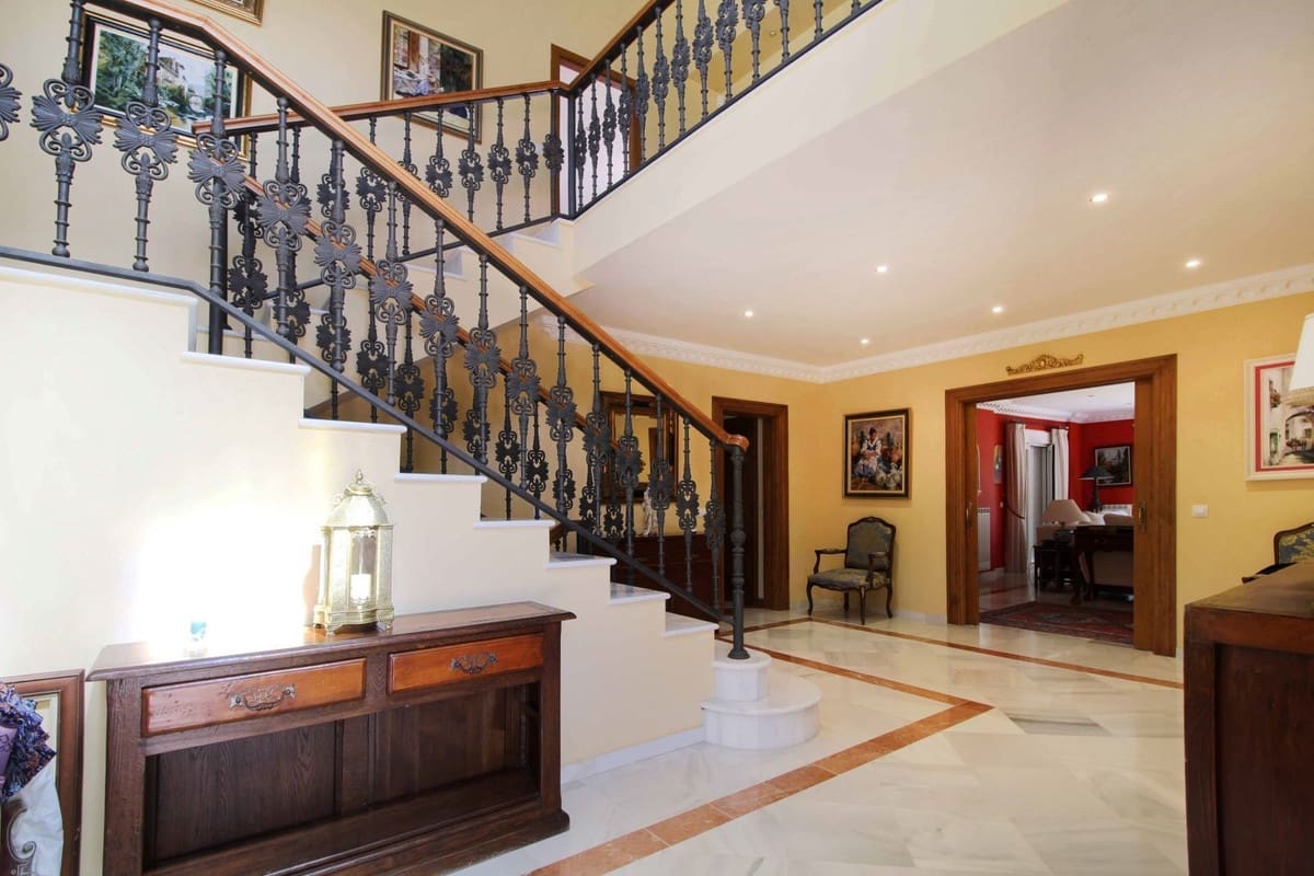 4 bedroom Villa for sale in Estepona with pool garage - € 1,550,000 (Ref: 9298809)