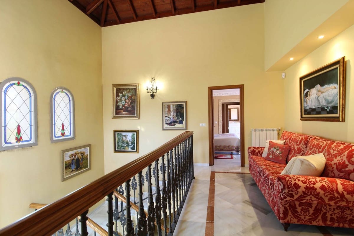 4 bedroom Villa for sale in Estepona with pool garage - € 1,550,000 (Ref: 9298809)