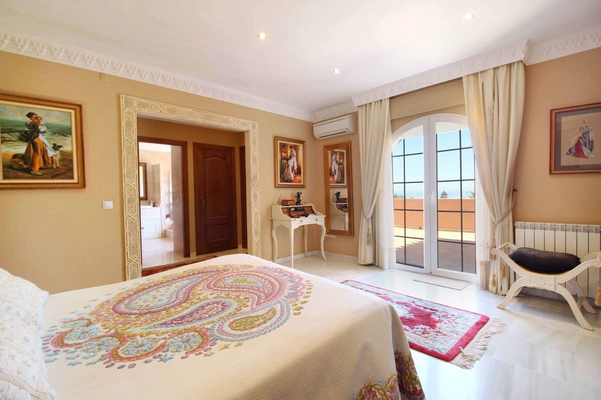 4 bedroom Villa for sale in Estepona with pool garage - € 1,550,000 (Ref: 9298809)