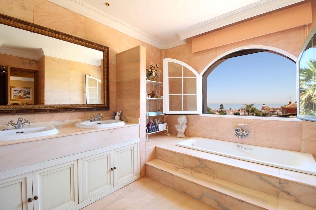 4 bedroom Villa for sale in Estepona with pool garage - € 1,550,000 (Ref: 9298809)