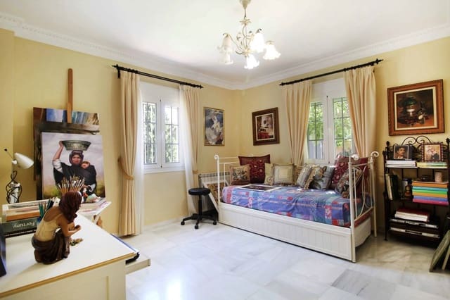 4 bedroom Villa for sale in Estepona with pool garage - € 1,550,000 (Ref: 9298809)