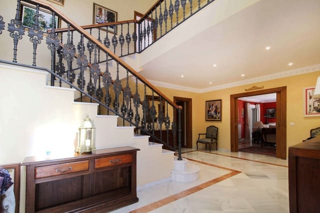 4 bedroom Villa for sale in Estepona with pool garage - € 1,550,000 (Ref: 9298809)