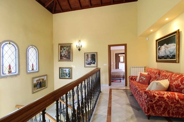 4 bedroom Villa for sale in Estepona with pool garage - € 1,550,000 (Ref: 9298809)