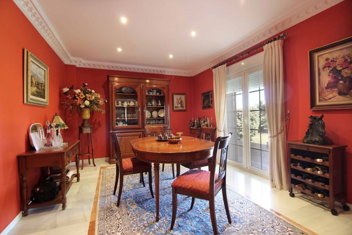 4 bedroom Villa for sale in Estepona with pool garage - € 1,550,000 (Ref: 9298809)