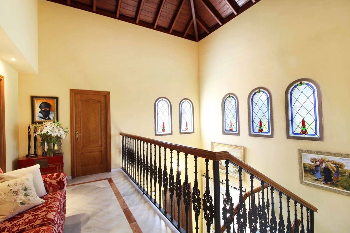 4 bedroom Villa for sale in Estepona with pool garage - € 1,550,000 (Ref: 9298809)