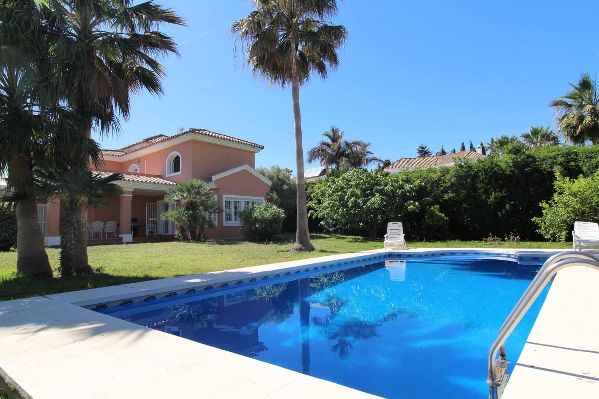 4 bedroom Villa for sale in Estepona with pool garage - € 1,550,000 (Ref: 9298809)