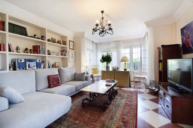 4 bedroom Villa for sale in Estepona with pool garage - € 1,550,000 (Ref: 9298809)