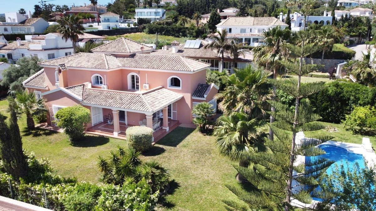 4 bedroom Villa for sale in Estepona with pool garage - € 1,550,000 (Ref: 9298809)