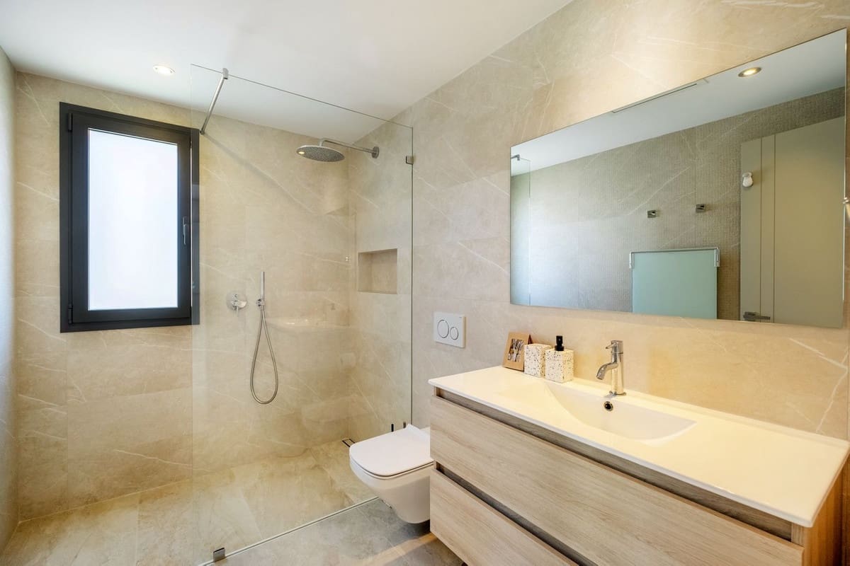 5 bedroom Villa for sale in Golden Mile with pool garage - € 2,550,000 (Ref: 9298812)
