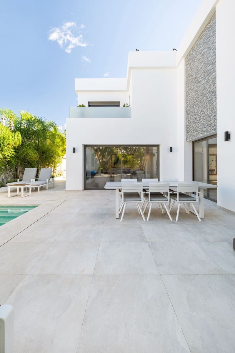 5 bedroom Villa for sale in Golden Mile with pool garage - € 2,550,000 (Ref: 9298812)