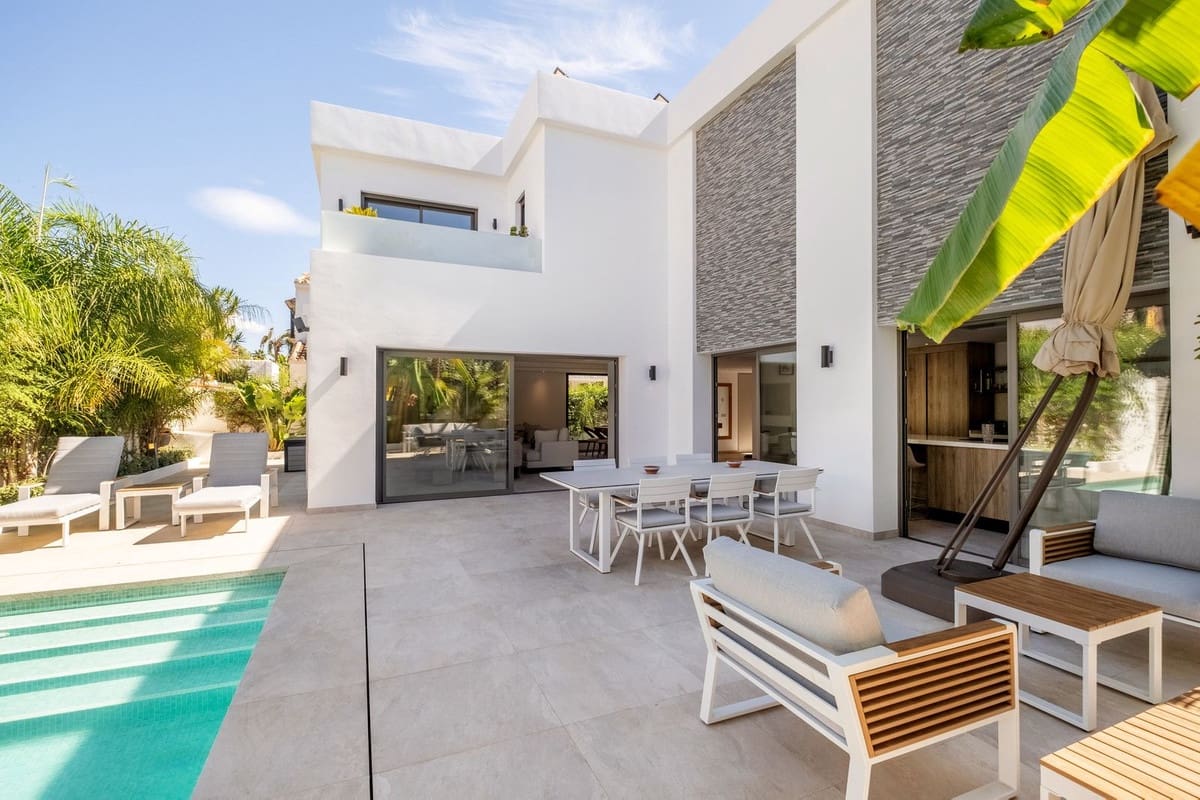 5 bedroom Villa for sale in Golden Mile with pool garage - € 2,550,000 (Ref: 9298812)