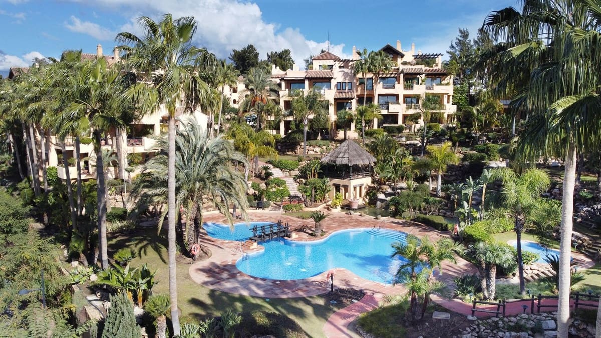 3 bedroom Apartment for sale in El Paraiso with pool garage - € 524,000 (Ref: 9301976)