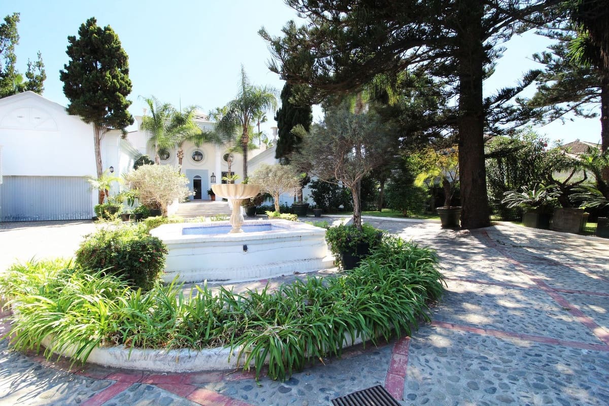 6 bedroom Villa for rent in Guadalmina with pool garage - € 15,000 (Ref: 9314645)