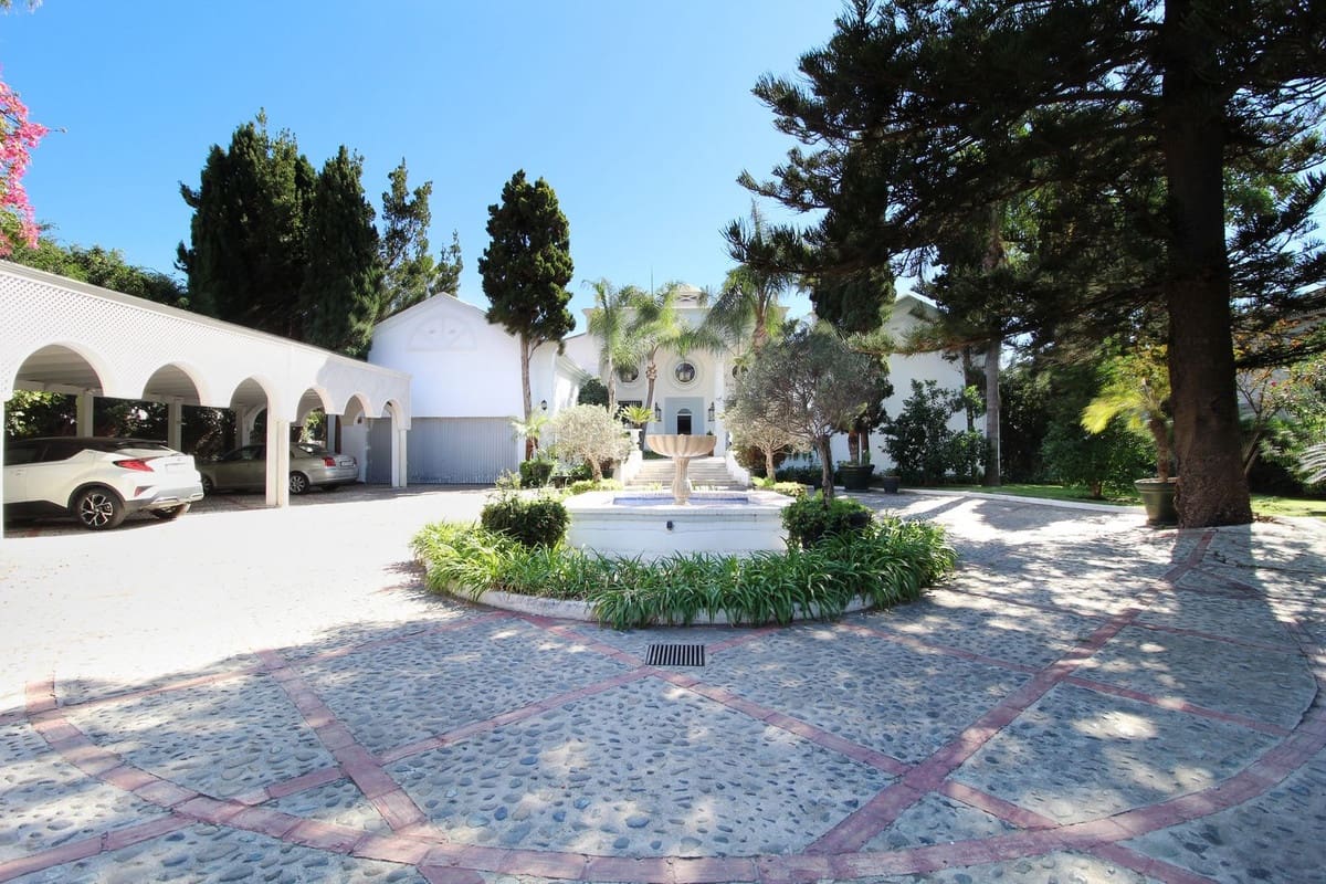 6 bedroom Villa for rent in Guadalmina with pool garage - € 15,000 (Ref: 9314645)