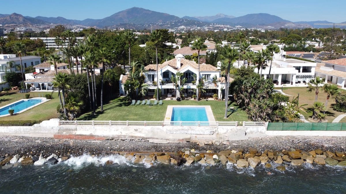 6 bedroom Villa for rent in Guadalmina with pool garage - € 15,000 (Ref: 9314645)