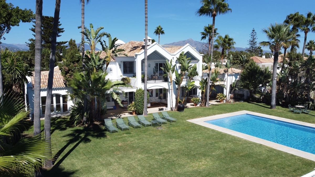 6 bedroom Villa for rent in Guadalmina with pool garage - € 15,000 (Ref: 9314645)