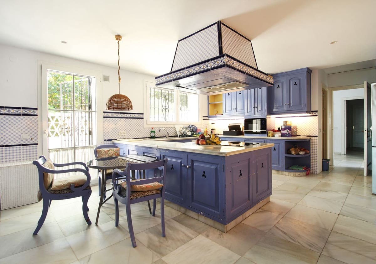 6 bedroom Villa for rent in Guadalmina with pool garage - € 15,000 (Ref: 9314645)