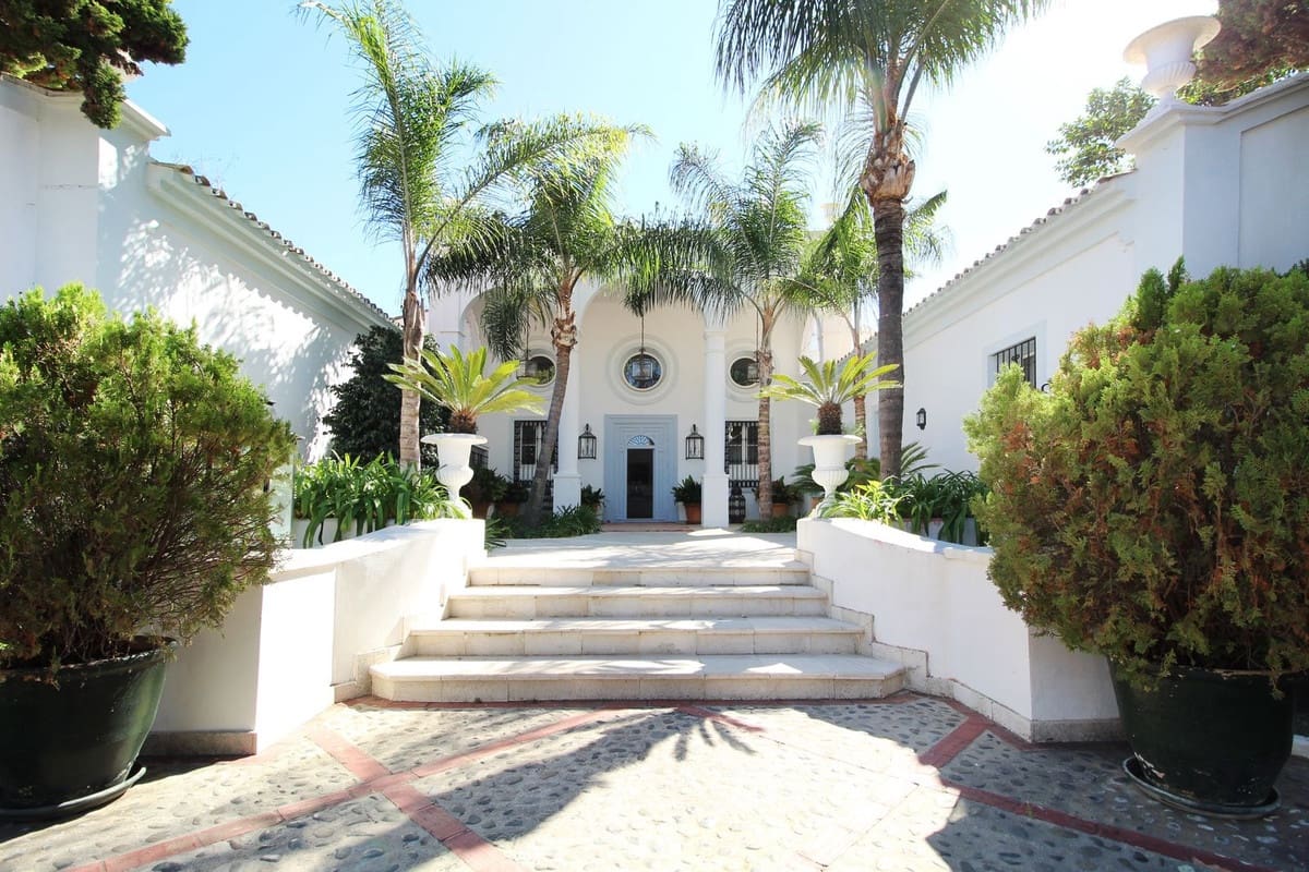 6 bedroom Villa for rent in Guadalmina with pool garage - € 15,000 (Ref: 9314645)