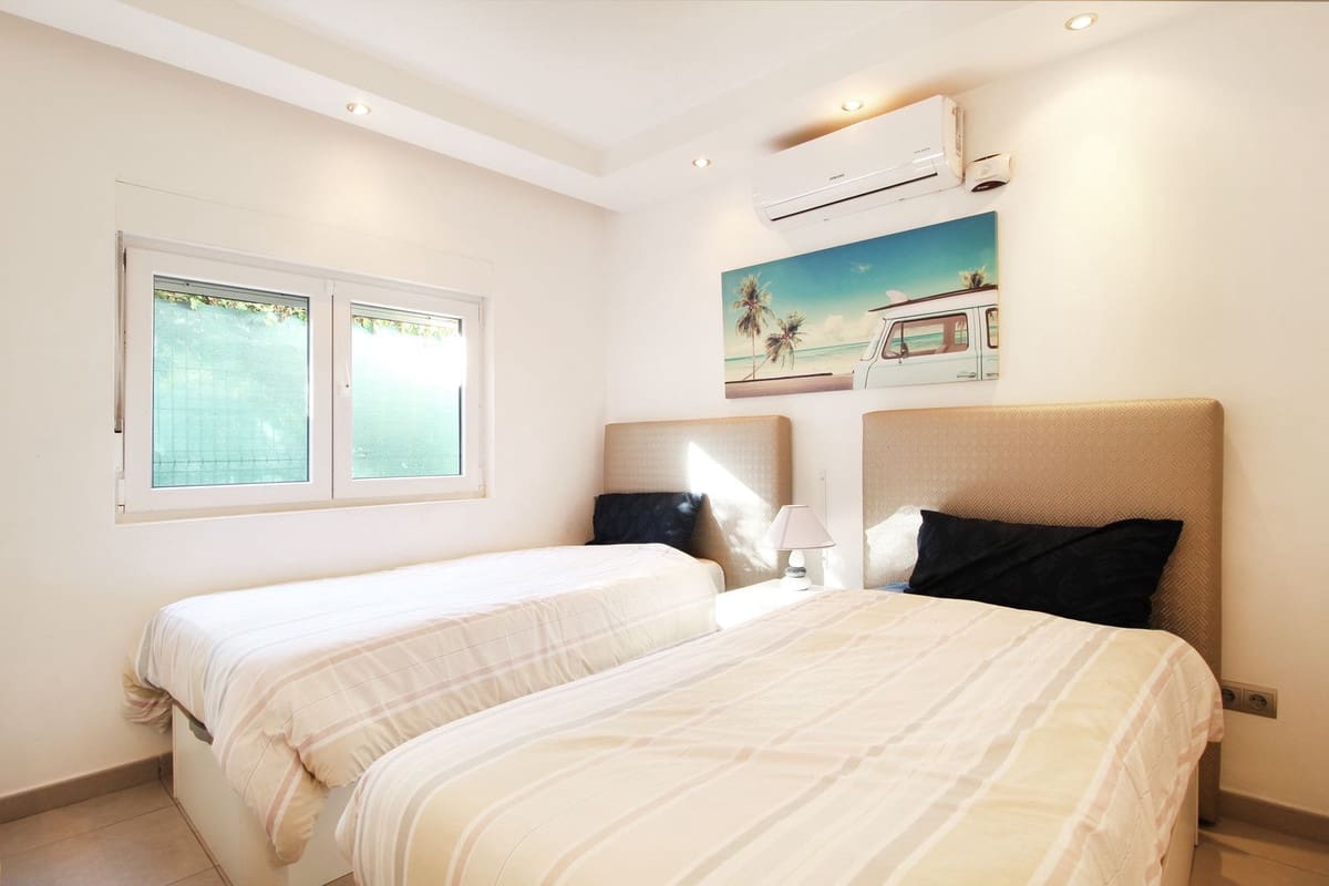 3 bedroom Villa for sale in Estepona with pool garage - € 1,550,000 (Ref: 9438820)