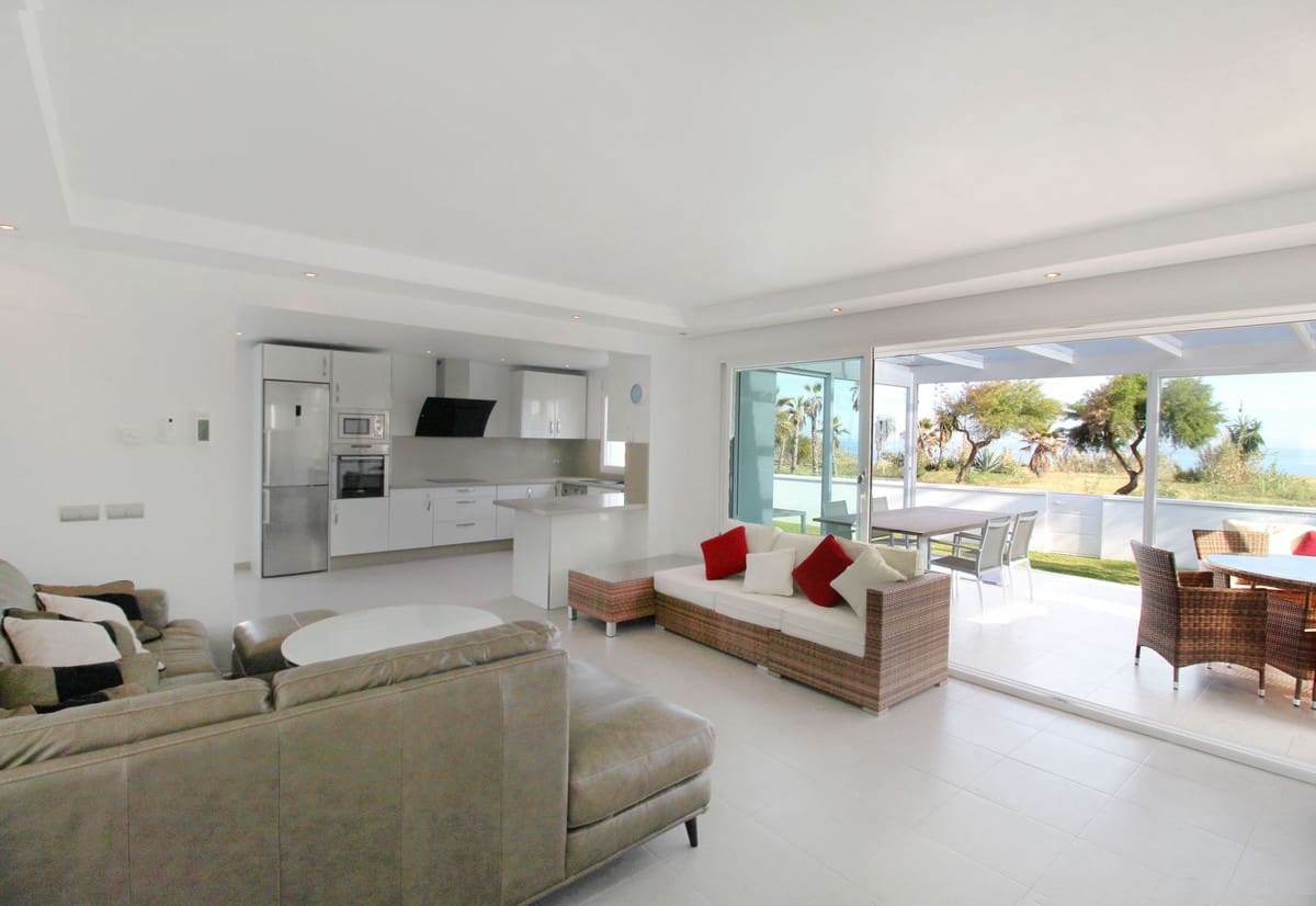 3 bedroom Villa for sale in Estepona with pool garage - € 1,550,000 (Ref: 9438820)