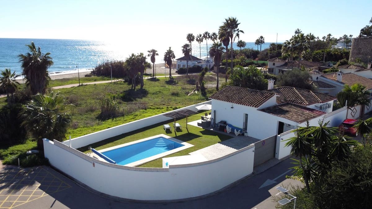 3 bedroom Villa for sale in Estepona with pool garage - € 1,550,000 (Ref: 9438820)