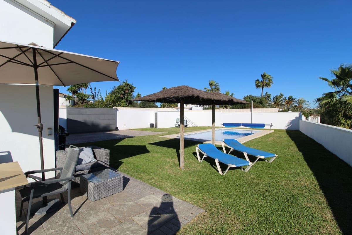 3 bedroom Villa for sale in Estepona with pool garage - € 1,550,000 (Ref: 9438820)