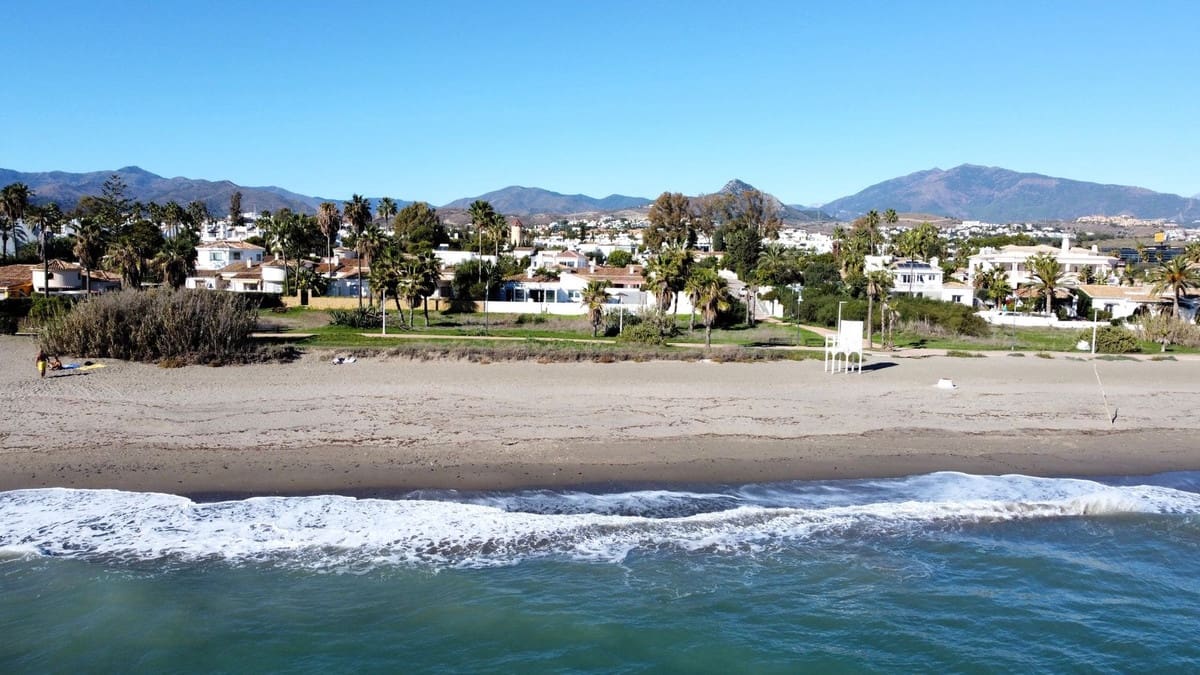 3 bedroom Villa for sale in Estepona with pool garage - € 1,550,000 (Ref: 9438820)