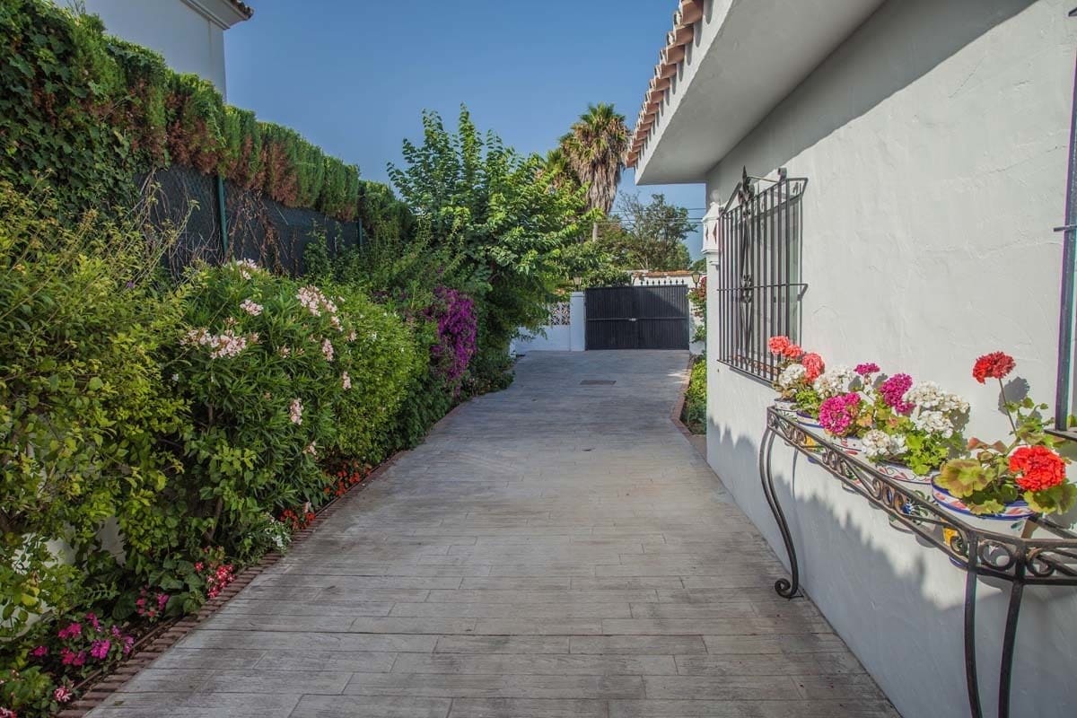   4 soveværelse   ferieVilla i San Pedro de Alcantara   med   swimmingpool  garage  - € 3.500 (Ref: 9473417)