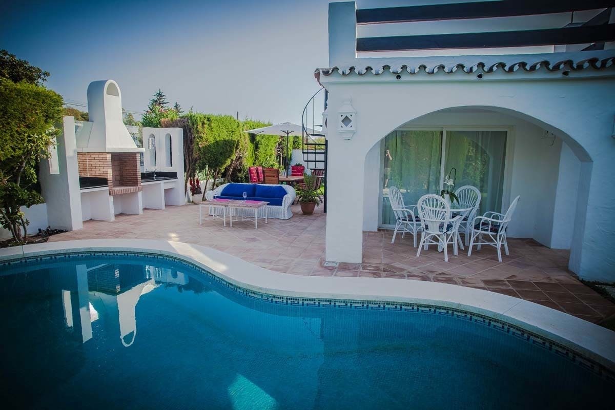   4 soveværelse   ferieVilla i San Pedro de Alcantara   med   swimmingpool  garage  - € 3.500 (Ref: 9473417)