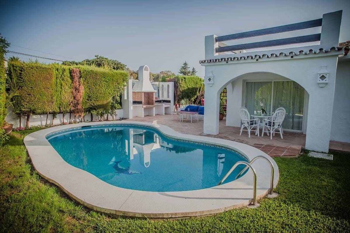   4 soveværelse   ferieVilla i San Pedro de Alcantara   med   swimmingpool  garage  - € 3.500 (Ref: 9473417)