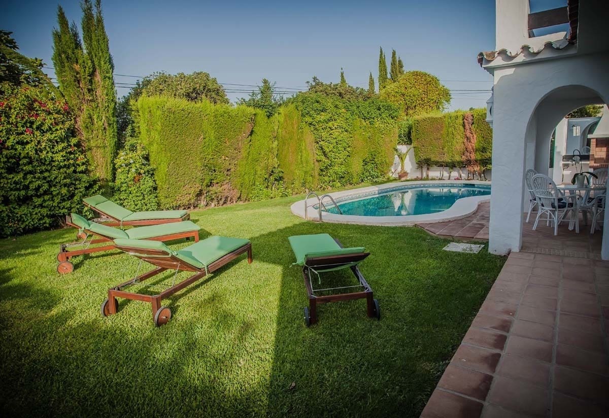   4 soveværelse   ferieVilla i San Pedro de Alcantara   med   swimmingpool  garage  - € 3.500 (Ref: 9473417)