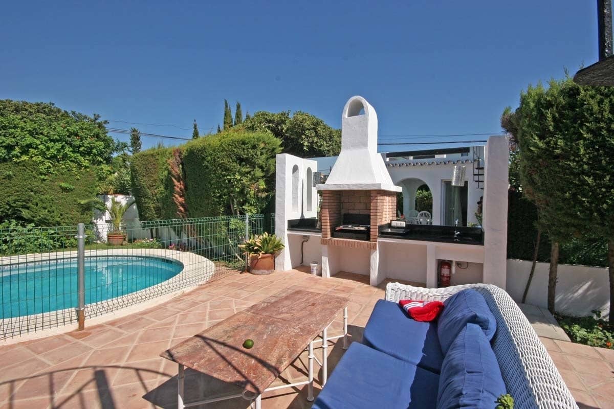   4 soveværelse   ferieVilla i San Pedro de Alcantara   med   swimmingpool  garage  - € 3.500 (Ref: 9473417)