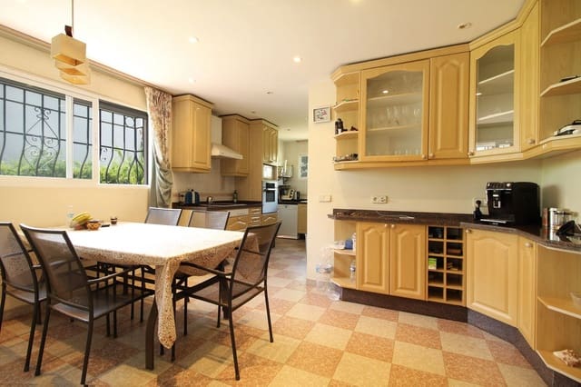 5 soveværelse Villa til salg i Guadalmina Alta, Marbella med swimmingpool garage - € 1.695.000 (Ref: 9531981)