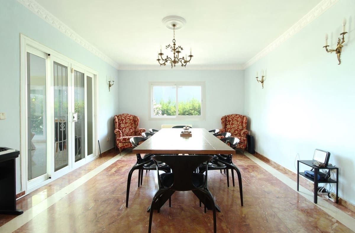 5 bedroom Villa for sale in Guadalmina with pool garage - € 1,695,000 (Ref: 9531981)