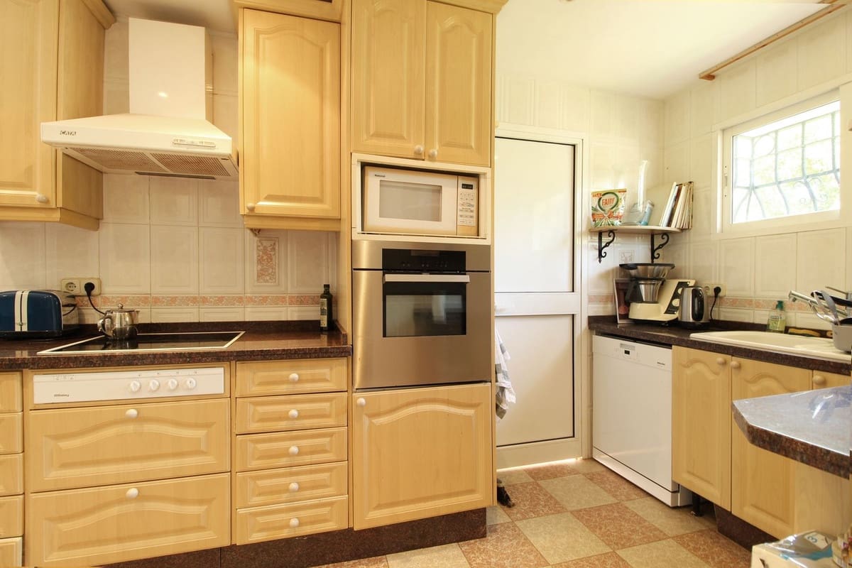 5 bedroom Villa for sale in Guadalmina with pool garage - € 1,695,000 (Ref: 9531981)