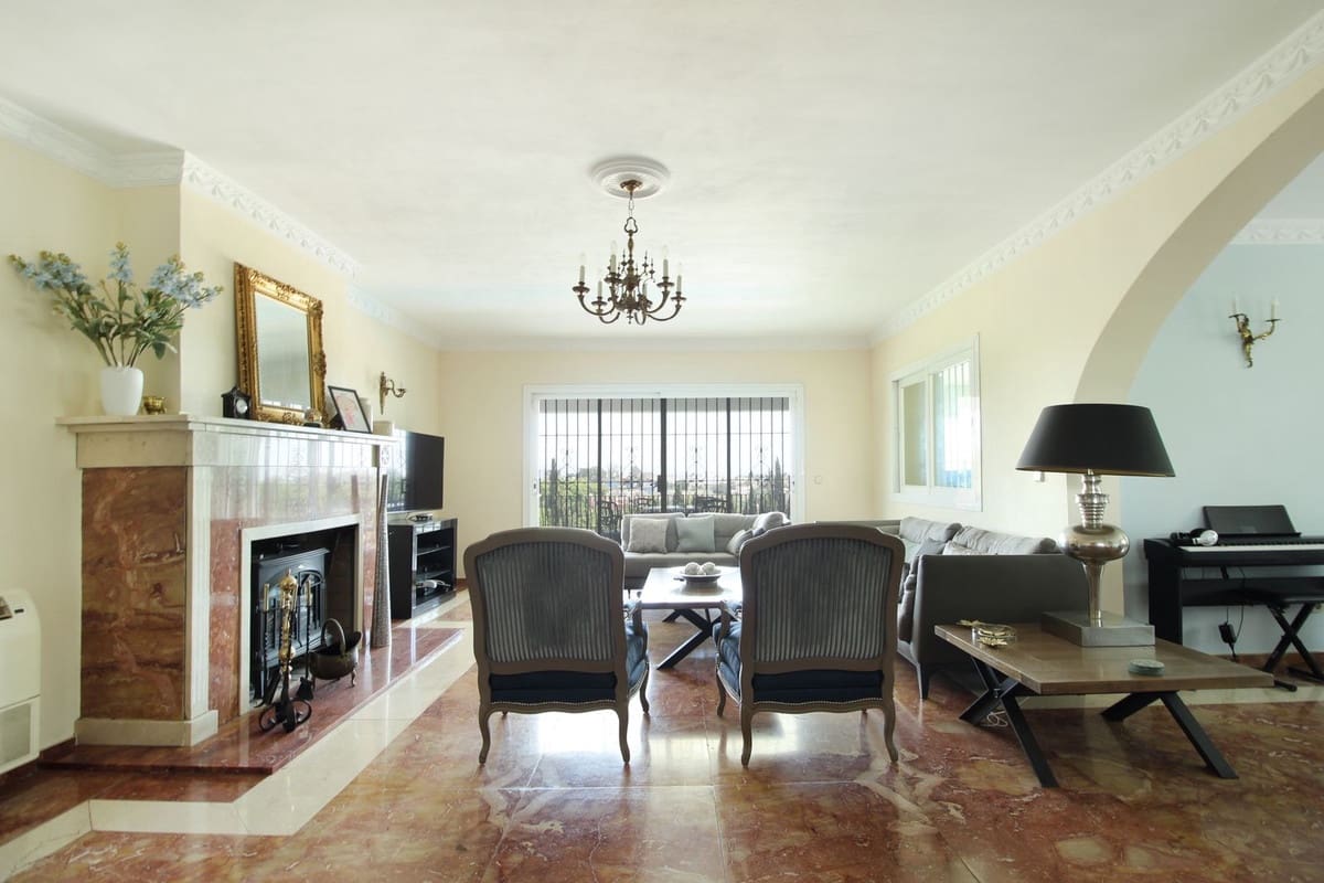 5 bedroom Villa for sale in Guadalmina with pool garage - € 1,695,000 (Ref: 9531981)