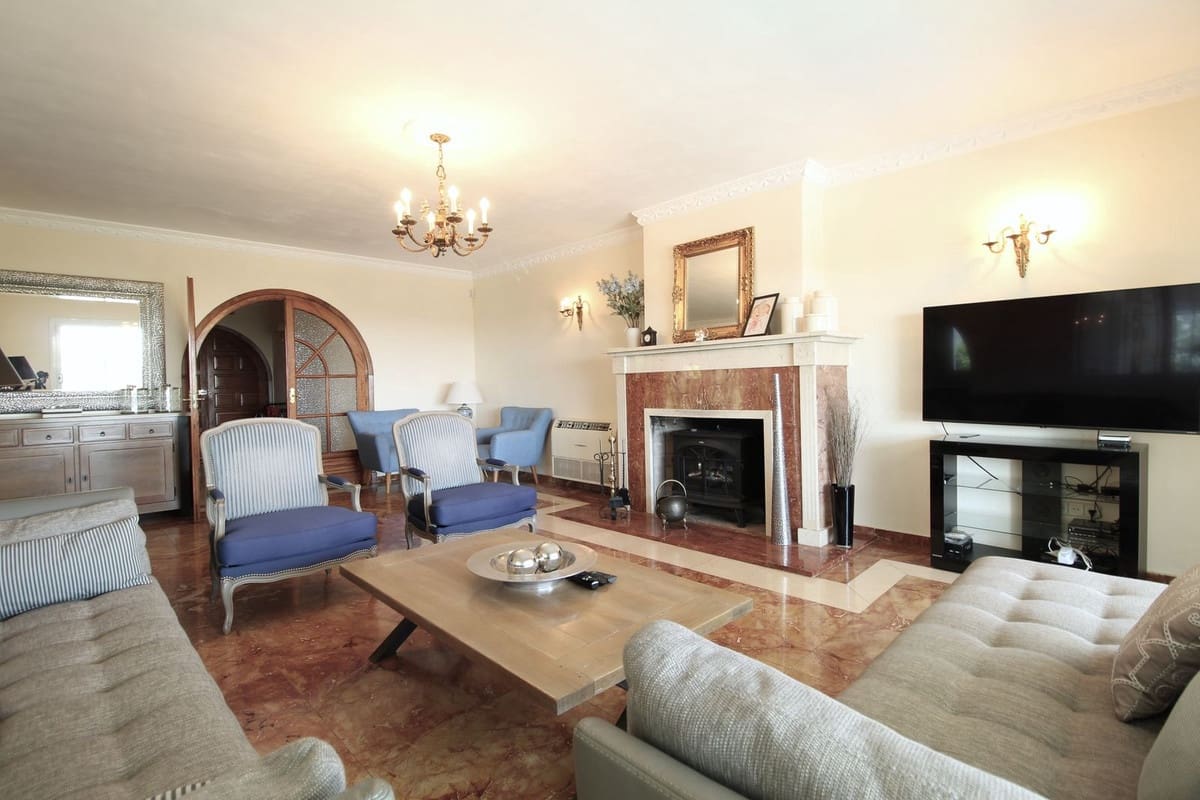 5 bedroom Villa for sale in Guadalmina with pool garage - € 1,695,000 (Ref: 9531981)