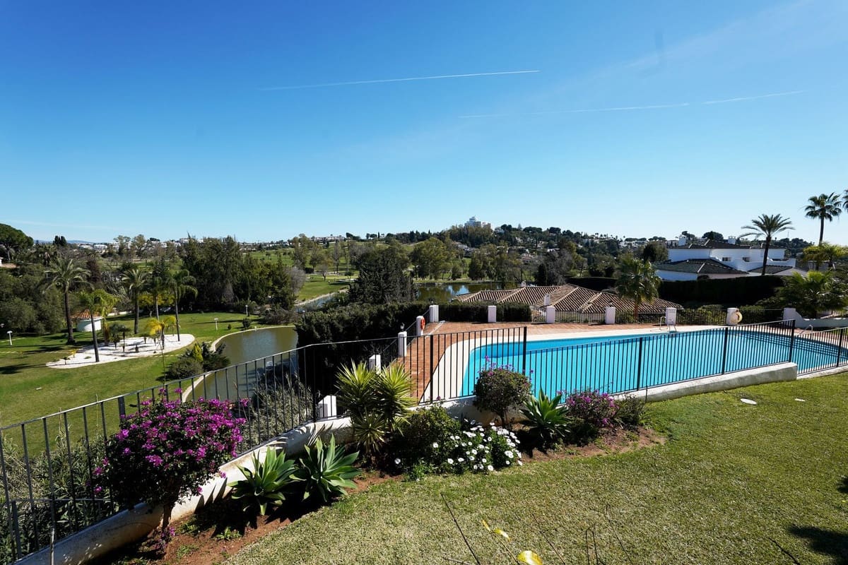 2 soveværelse Lejlighed til salg i El Paraiso med swimmingpool - € 439.000 (Ref: 9548964)