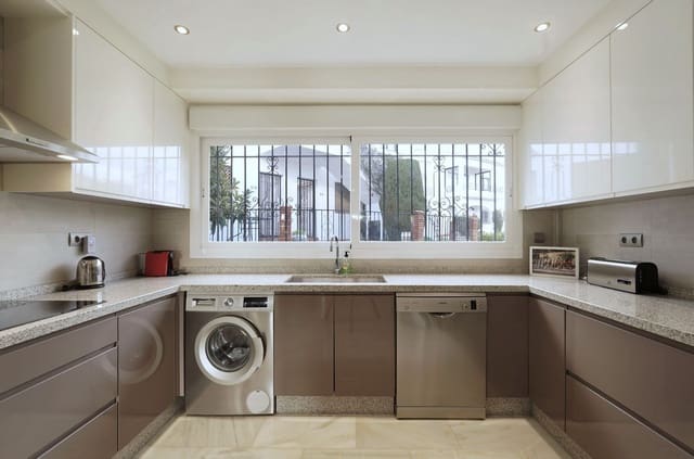 2 Zimmer Apartment zu verkaufen in El Paraiso, Estepona mit Pool - 420.000 € (Ref: 9548964)