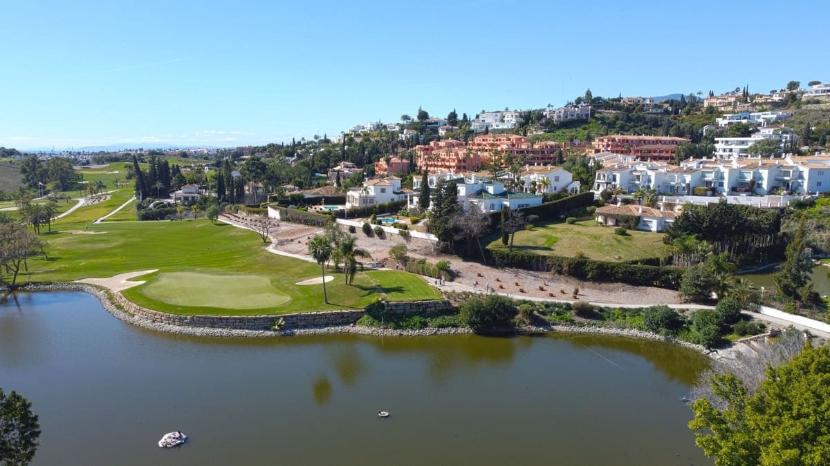 2 bedroom Apartment for sale in El Paraiso with pool - € 420,000 (Ref: 9548964)