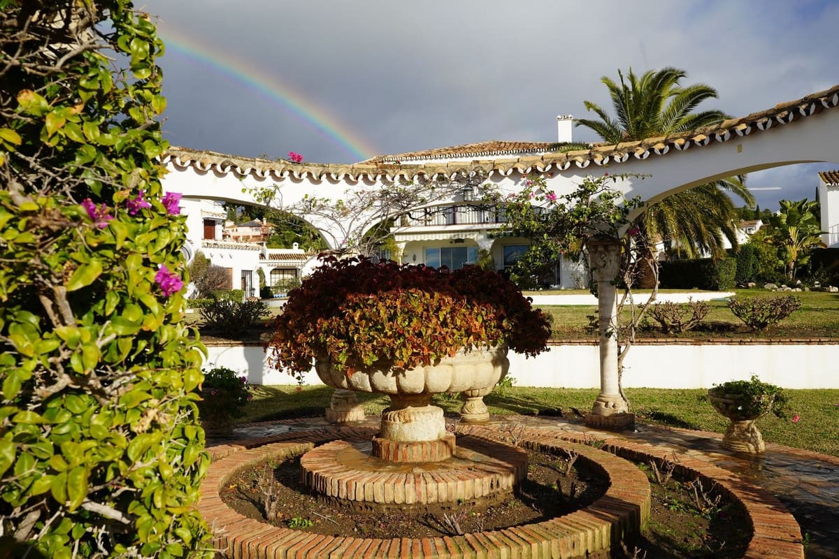 2 bedroom Apartment for sale in El Paraiso with pool - € 420,000 (Ref: 9548964)