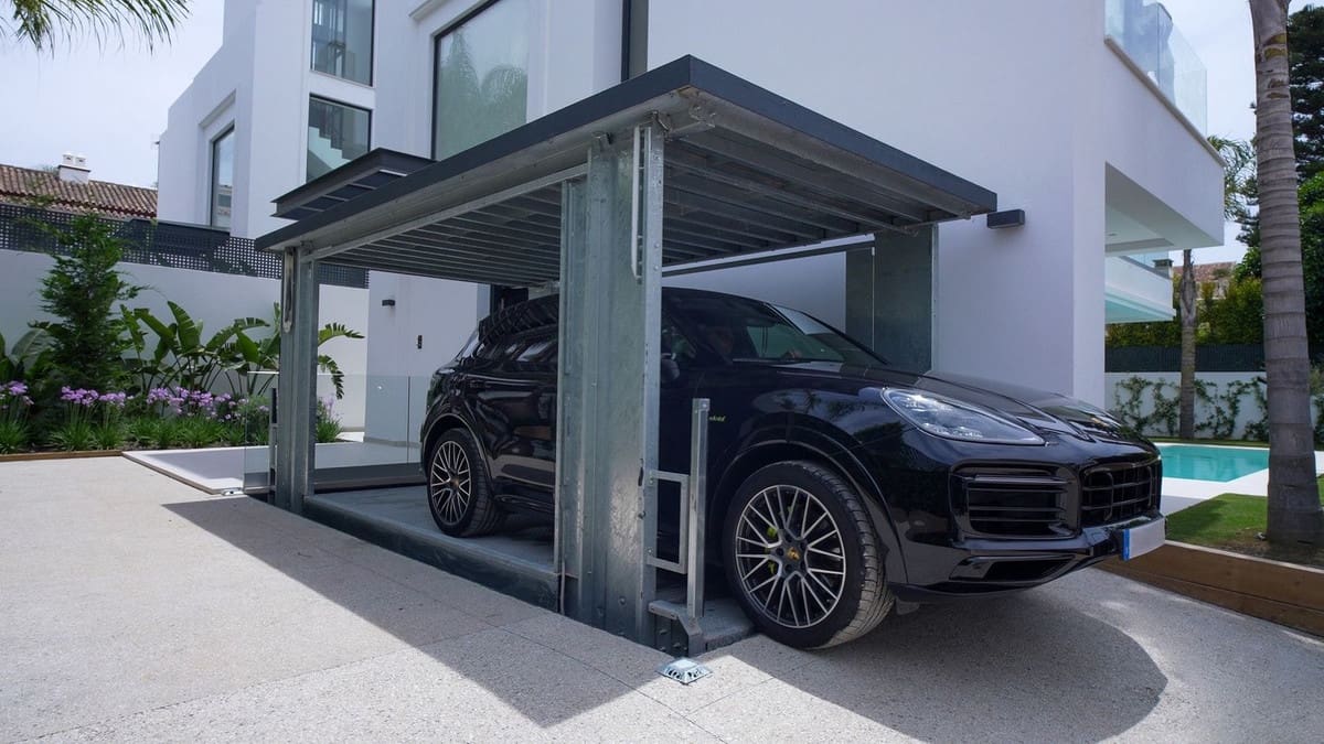 4 bedroom Villa for sale in Puerto Banus with pool garage - € 3,500,000 (Ref: 9641022)