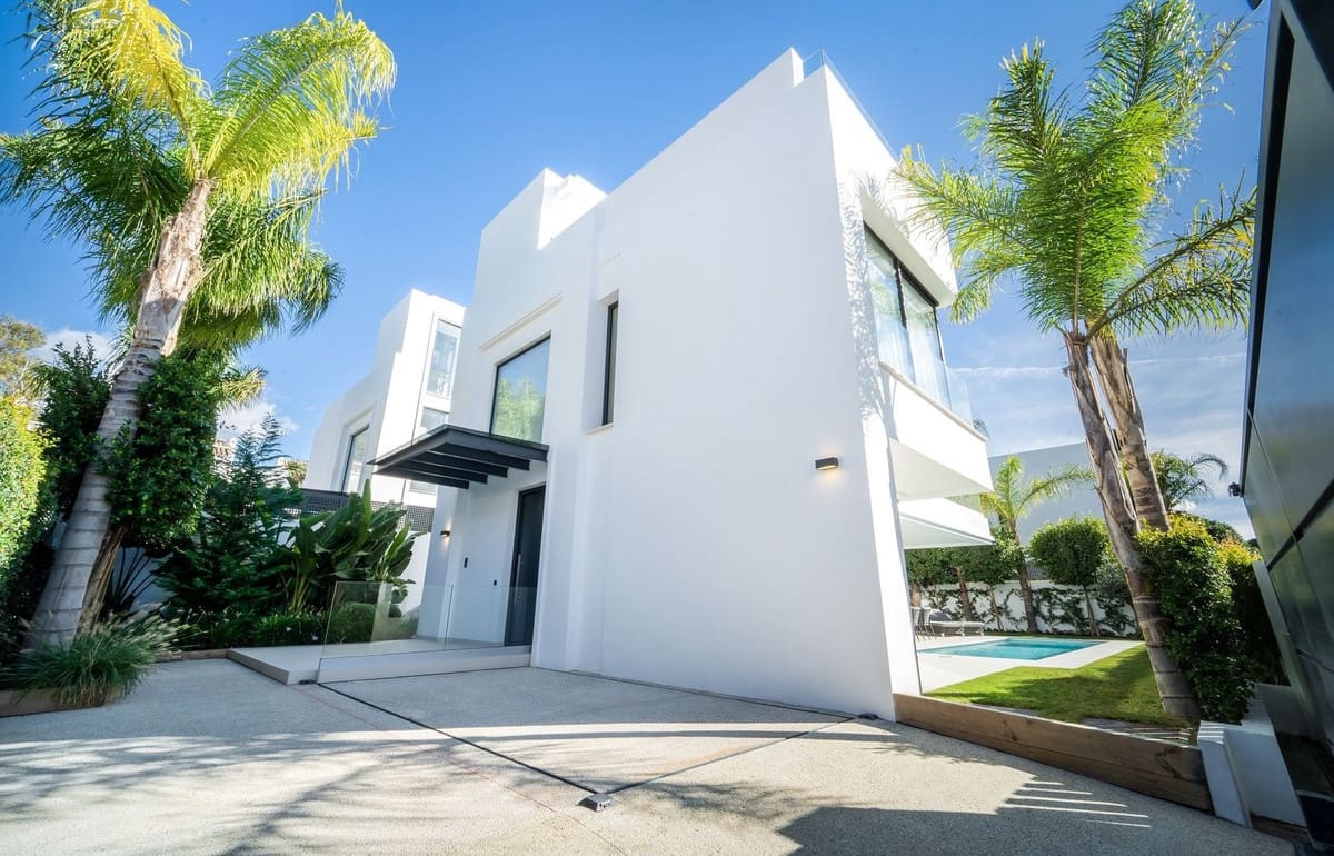 4 bedroom Villa for sale in Puerto Banus with pool garage - € 3,500,000 (Ref: 9641022)