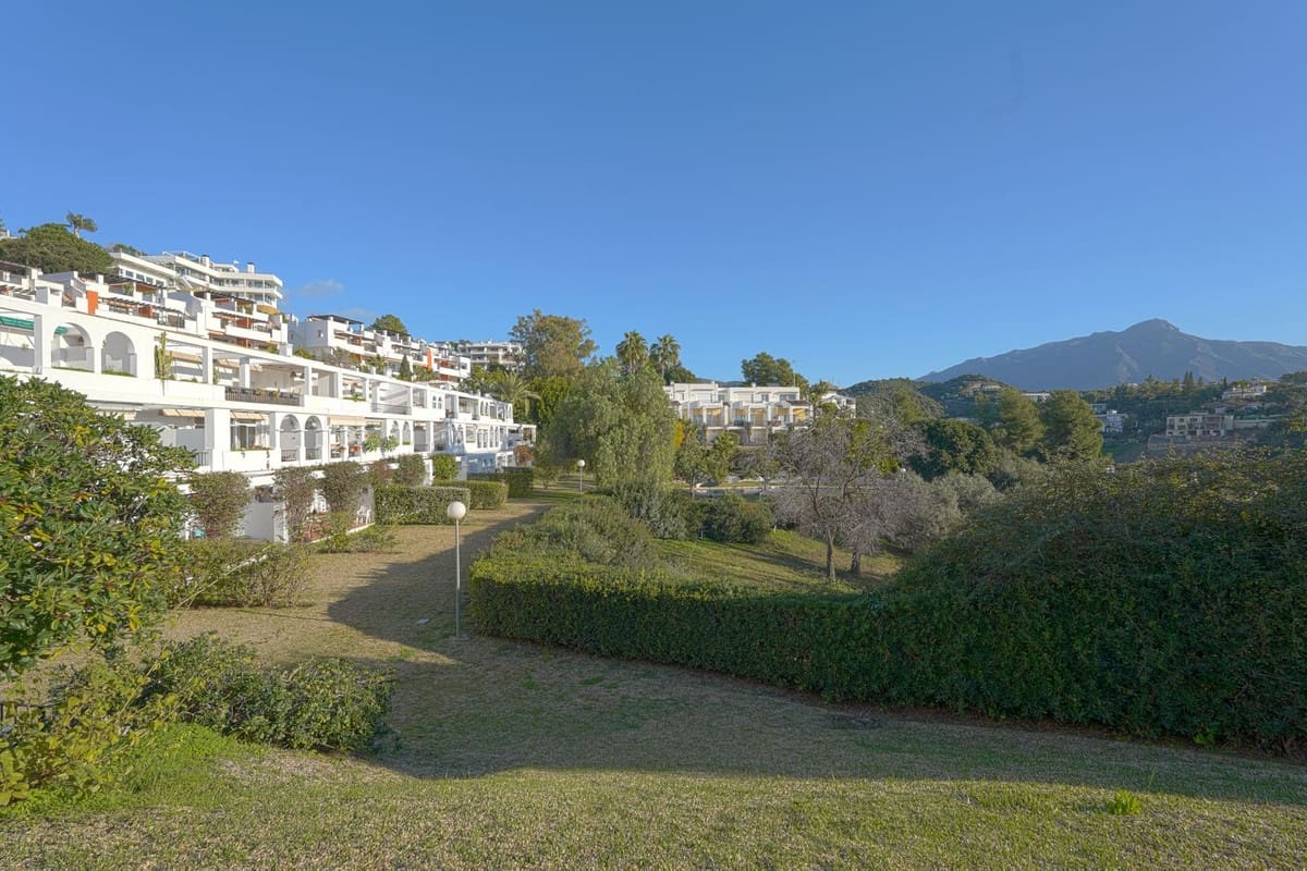 Apartamento de 2 habitaciones en La Quinta en venta con piscina garaje - 395.000 € (Ref: 9643325)