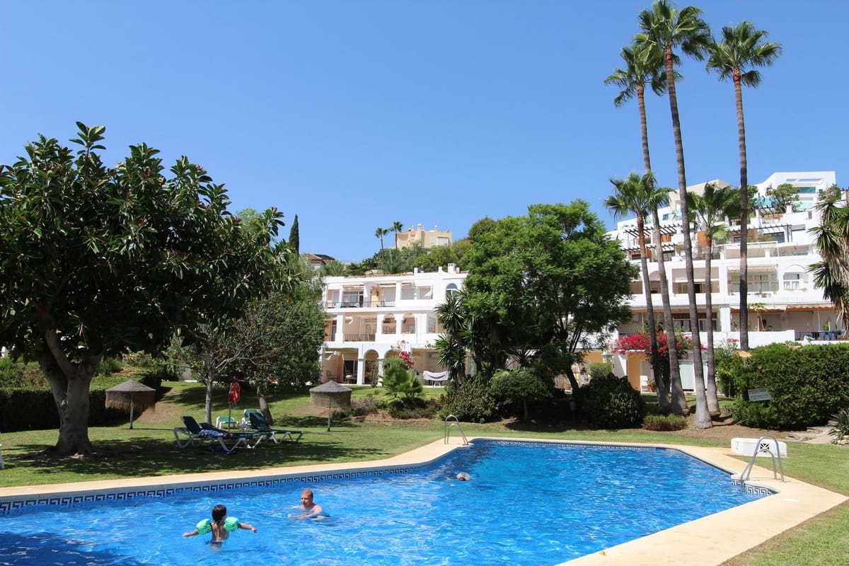 Apartamento de 2 habitaciones en La Quinta en venta con piscina garaje - 395.000 € (Ref: 9643325)