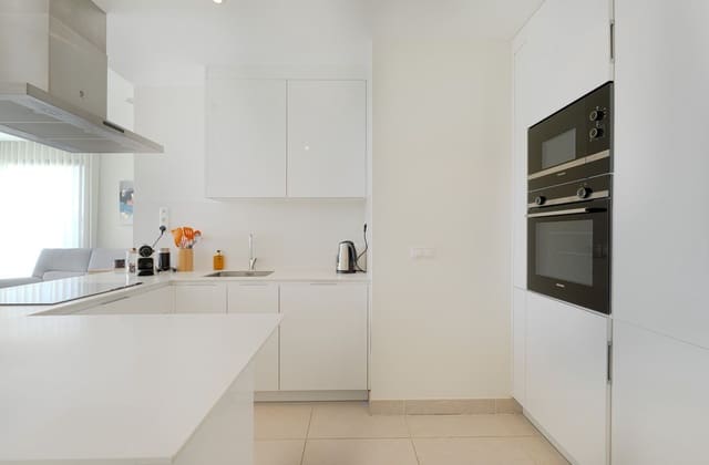 3 quarto Penthouse para venda em Estepona com piscina garagem - 595 000 € (Ref: 9675974)