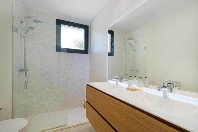 3 quarto Penthouse para venda em Estepona com piscina garagem - 595 000 € (Ref: 9675974)