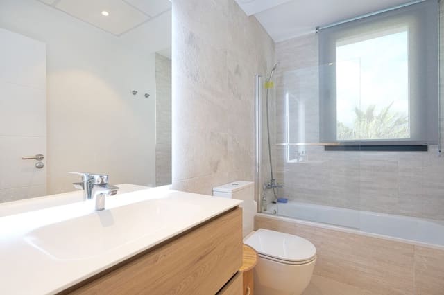 3 quarto Penthouse para venda em Estepona com piscina garagem - 595 000 € (Ref: 9675974)